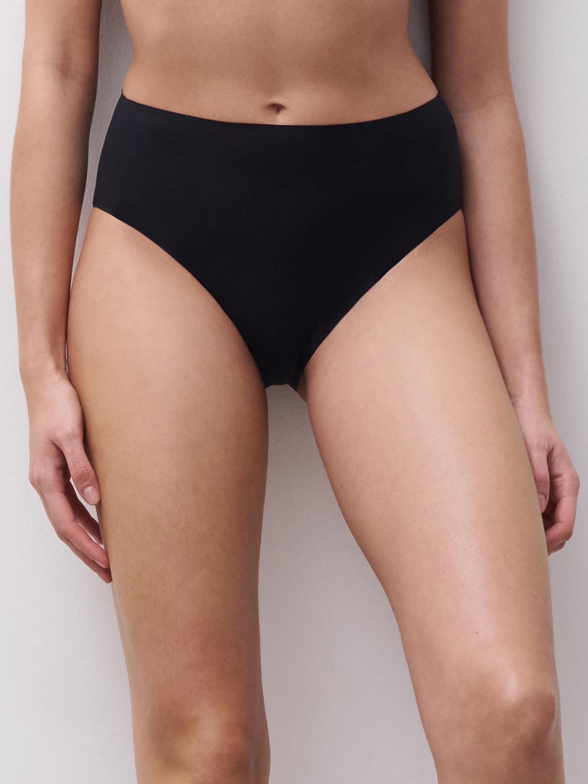 Braguita escotada - Negro
