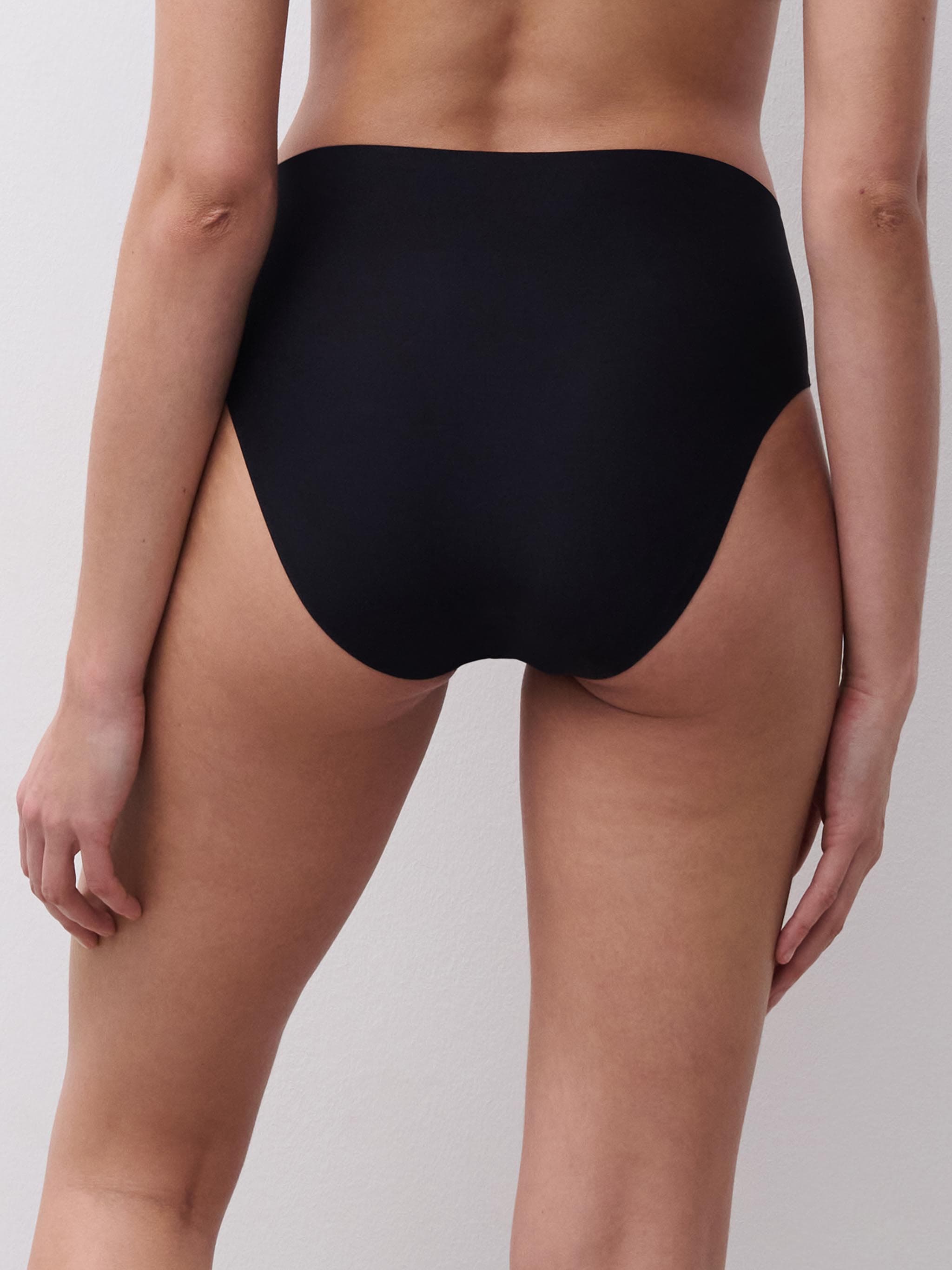 Braguita escotada - Negro