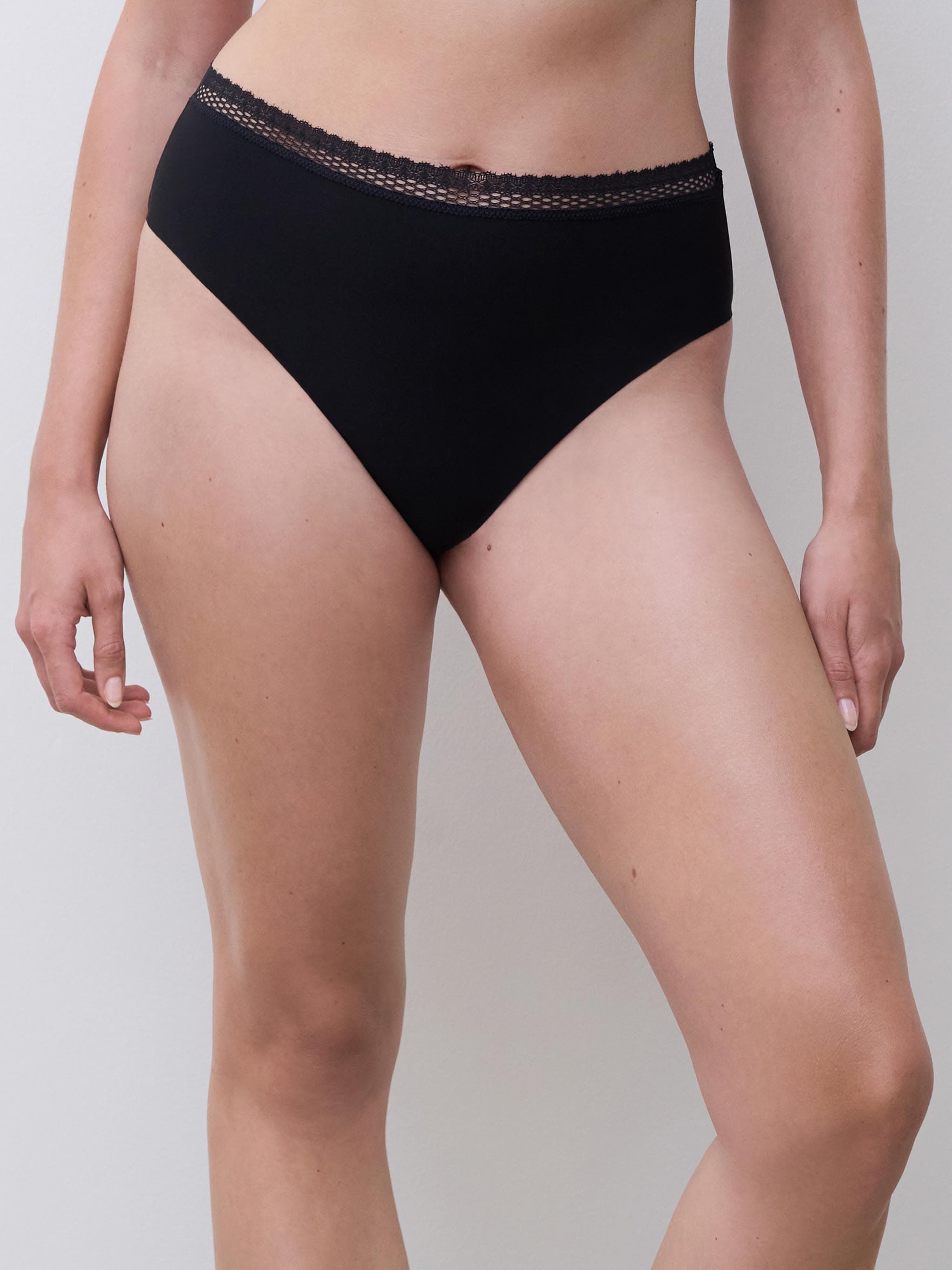 Hoog uitgesneden hogetailleslip - Black